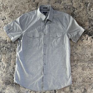 Calibrate size medium: Men's Gray Button-Up Shirt